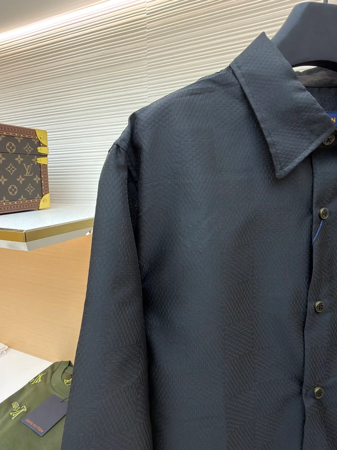 LOUIS VUITTON checkerboard jacquard long-sleeved shirt ●Original version: purchased and developed by 7269 ●Item number: 1681030-A85 ●Fabric: mulberry silk fabric ●Technology: full-width jacquard production ●Version: fitted version ●Weight: about 285 grams ●Size: S-M-L-XL ●Description: Customized mulberry silk jacquard fabric, 75D high temperature, fermented fabric wash, customized buttons, customized logo, jacquard embellishment to upgrade the gorgeous style of woolen evening suit with exquisite luster texture. The overall wiring is straight and delicate, the fabric is comfortable and soft, and the color is consistent without color difference. It can be matched with the same style to create a fashionable look and control various occasions. Customized accessories, complete with three standards, same style for men and women!